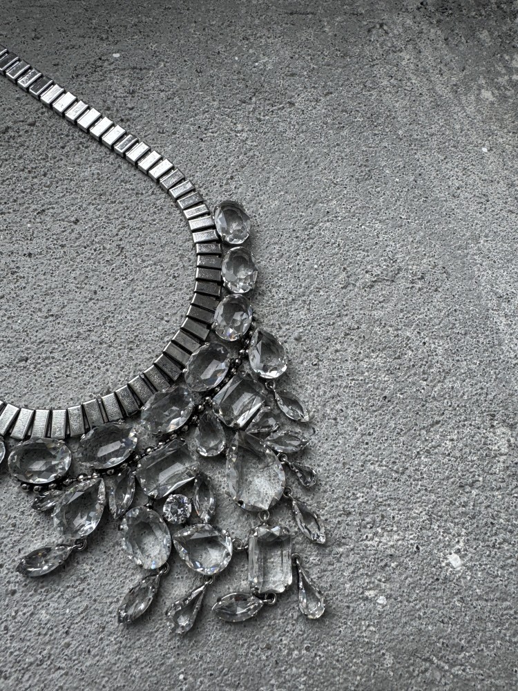 Naszyjnik ze srebrnym wykończeniem