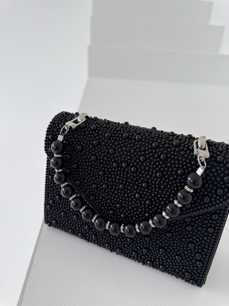 Czarna torebka z perełkami