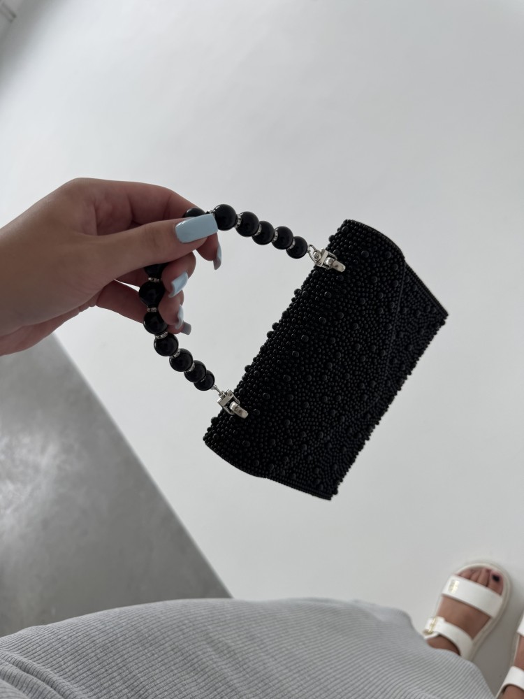 Czarna torebka z perełkami