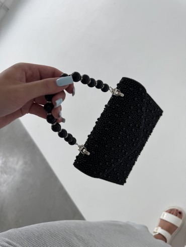 Czarna torebka z perełkami