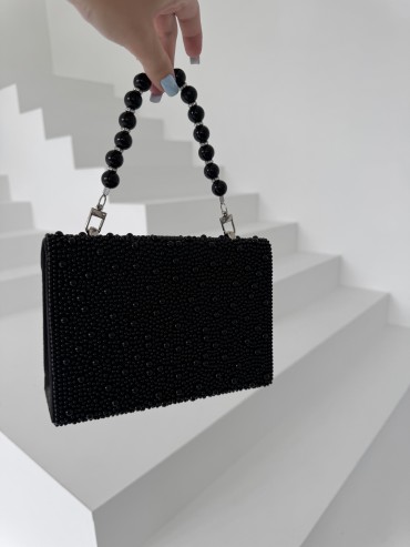 Czarna torebka z perełkami