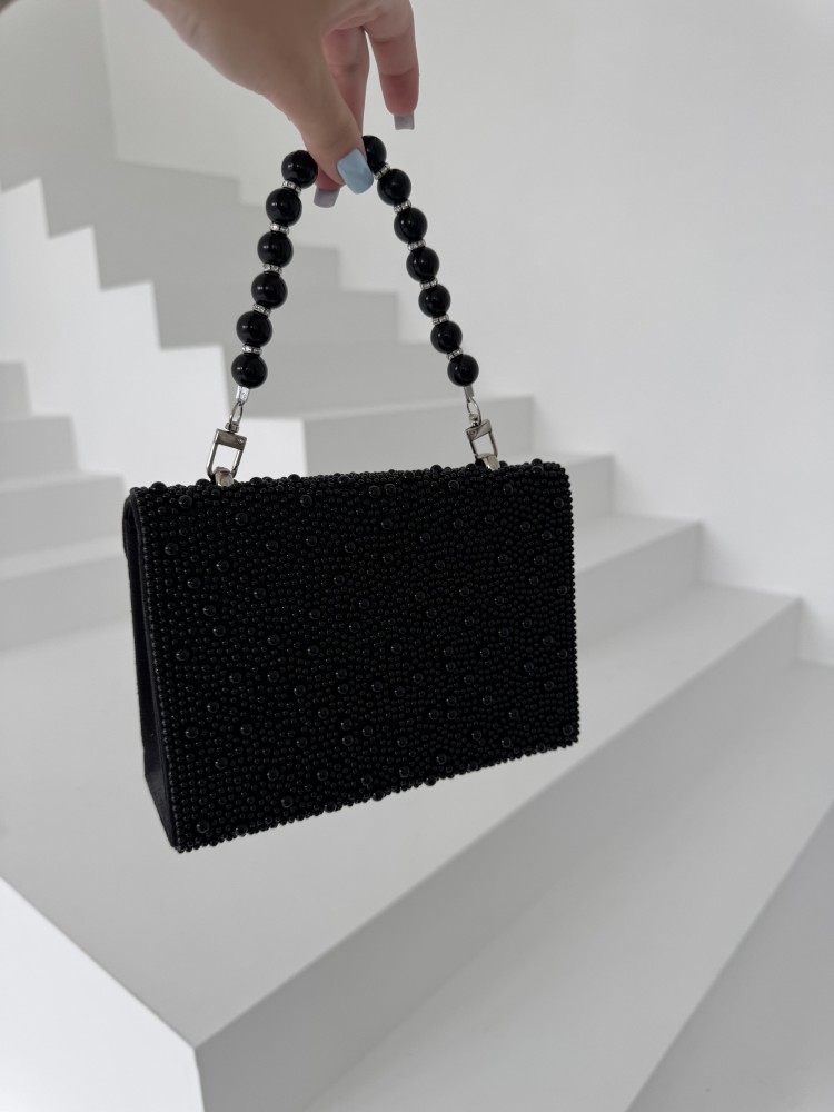 Czarna torebka z perełkami