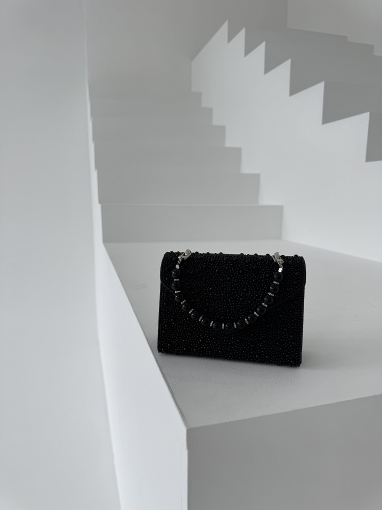 Czarna torebka z perełkami