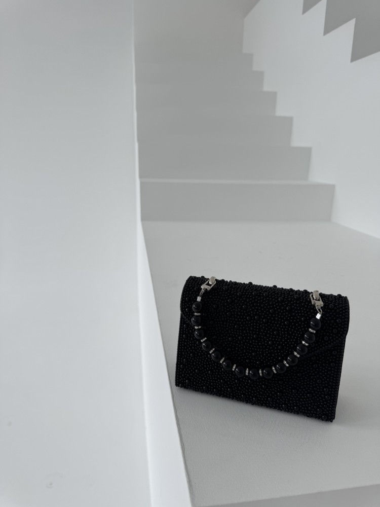 Czarna torebka z perełkami