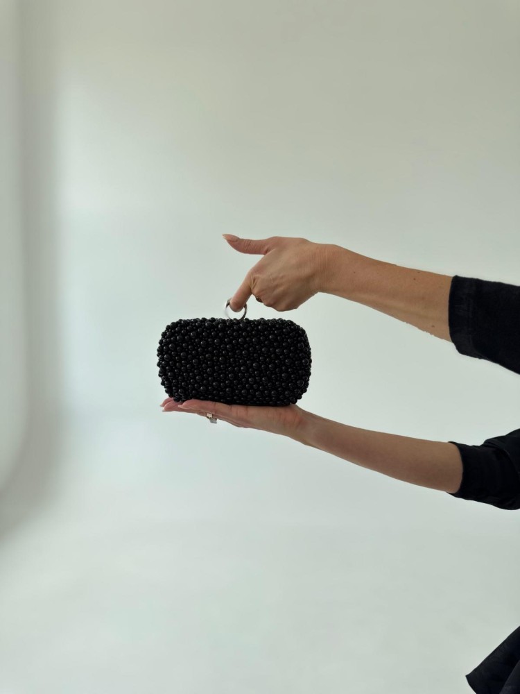 Torebka wykończona czarnymi perełkami