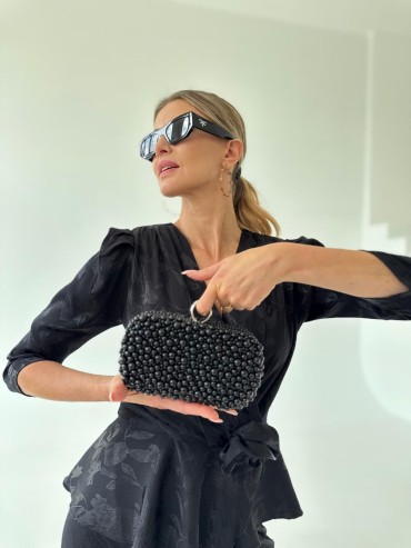 Torebka wykończona czarnymi perełkami