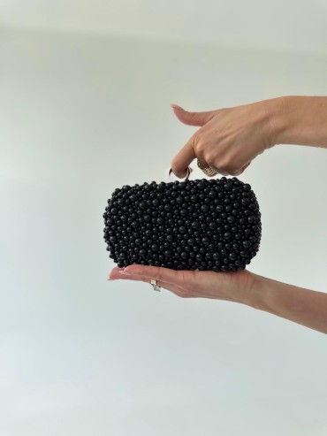 Torebka wykończona czarnymi perełkami